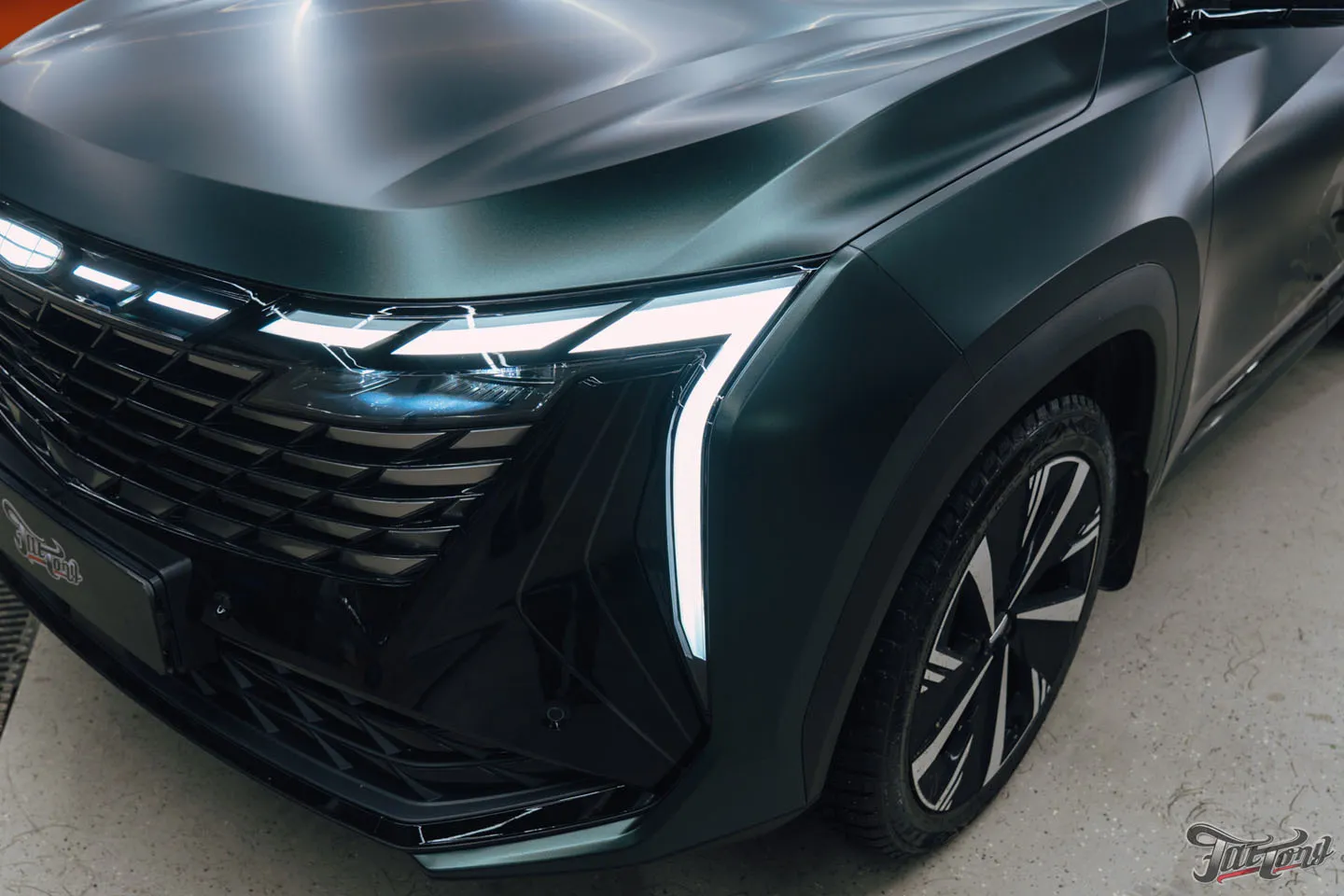 Подарок для будущей супруги: оклеили Geely Atlas матовым винилом, переднюю часть забронировали полиуретаном, добавили глянцевые наклейки + защита глянца в салоне, керамика пленки и кожи